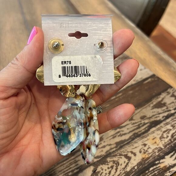 *Natasha* Large Gold Floral Resin Dangle Earrings NWT - Picture 3 of 3